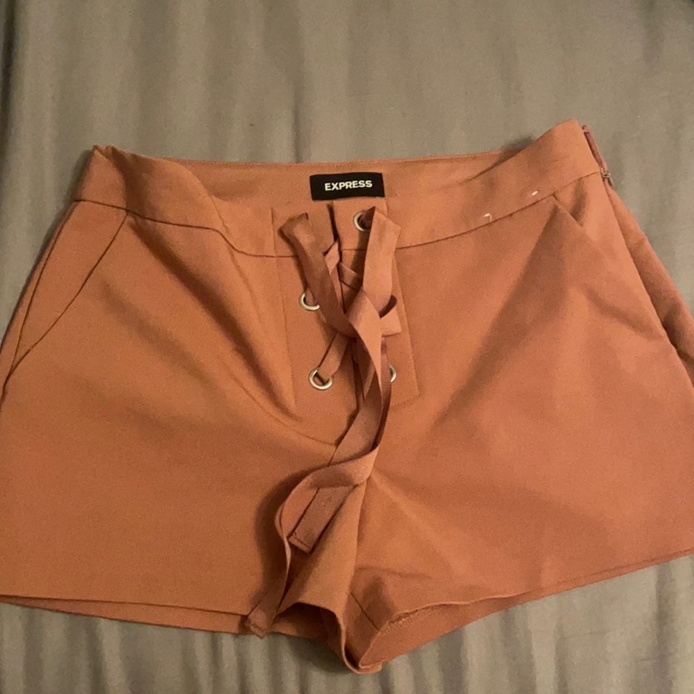 Express mid rise short. New w/tag size 6